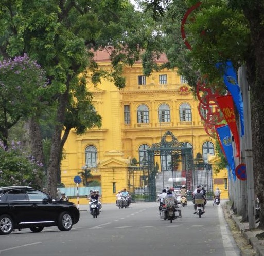 cua hang qua sang trong tang cap tren tai pho hoang van thu